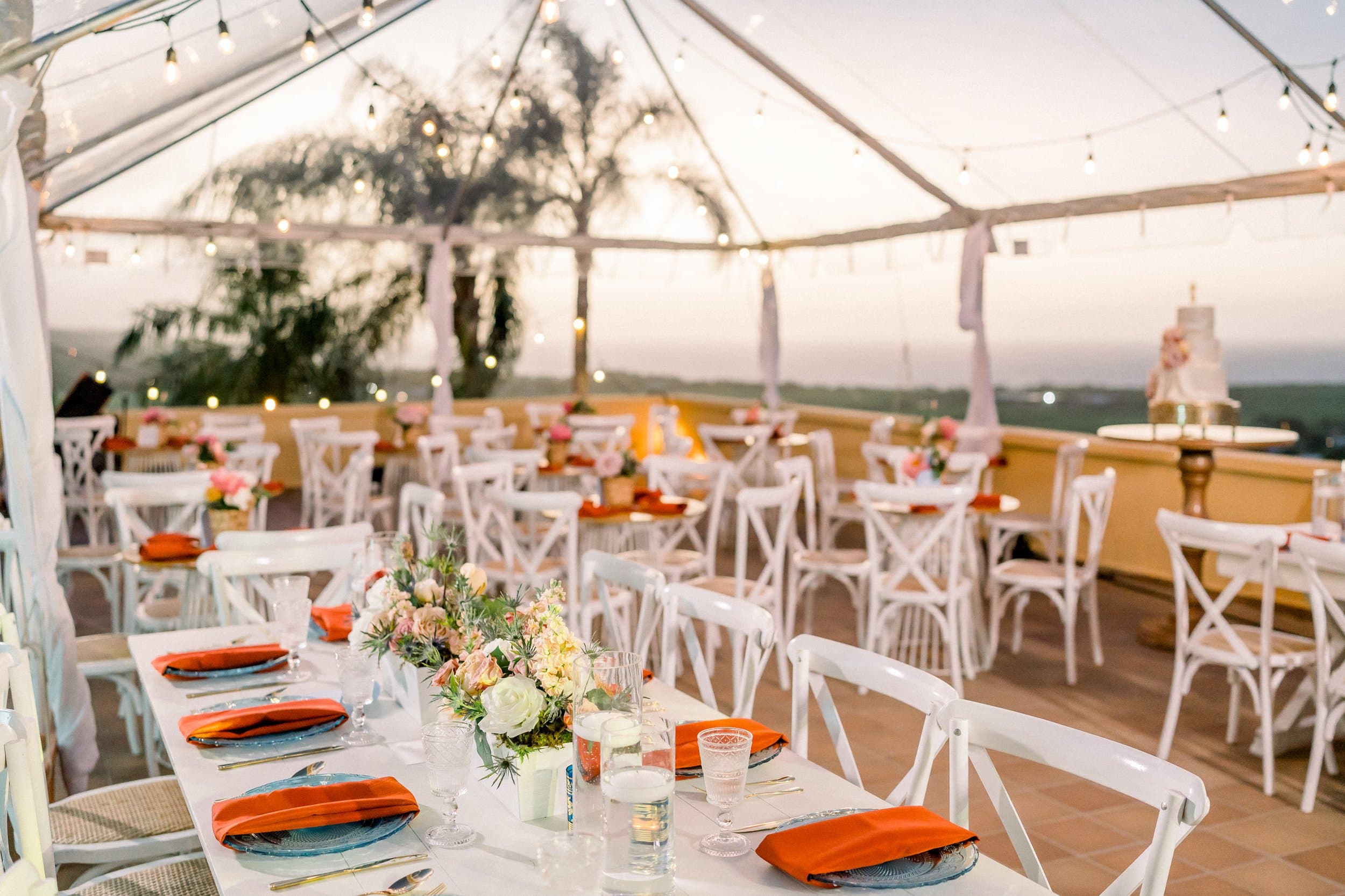 Reception tables dressed by the sea