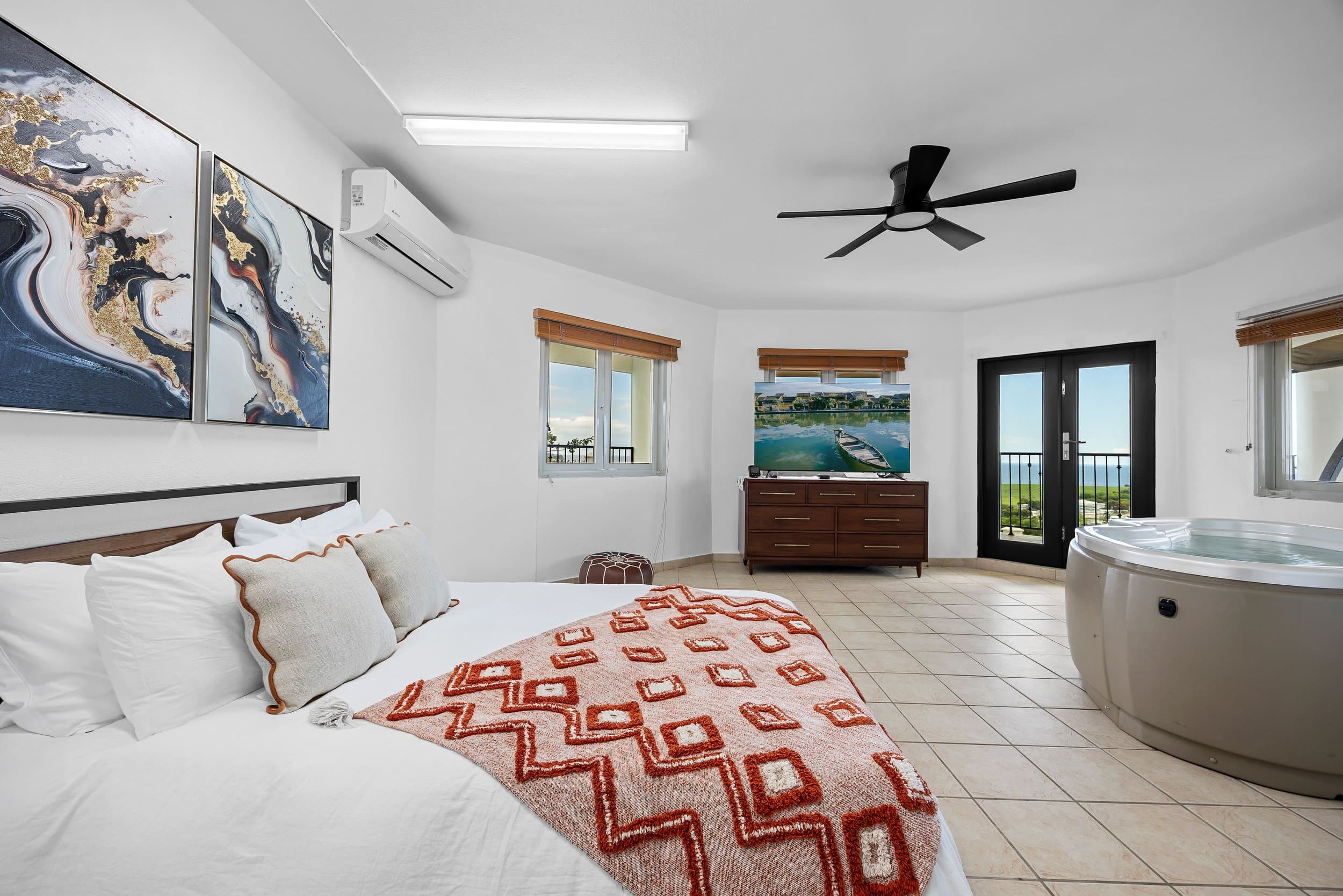Second primary suite: queen bed with private jacuzzi